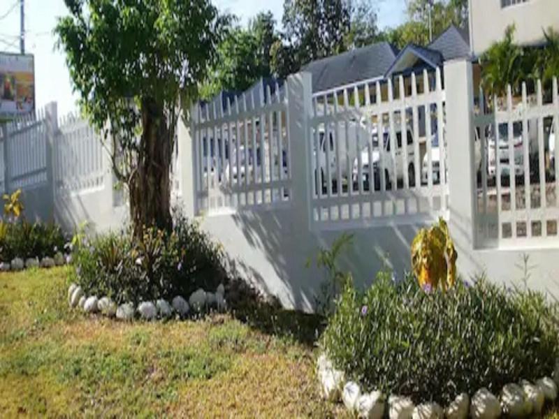 Pineapple Court Hotel image