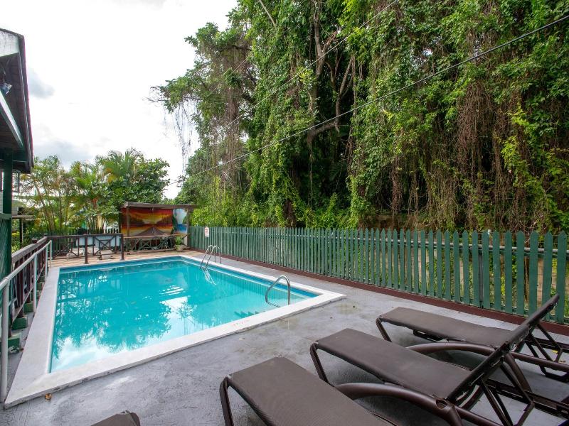 Pineapple Court Hotel image