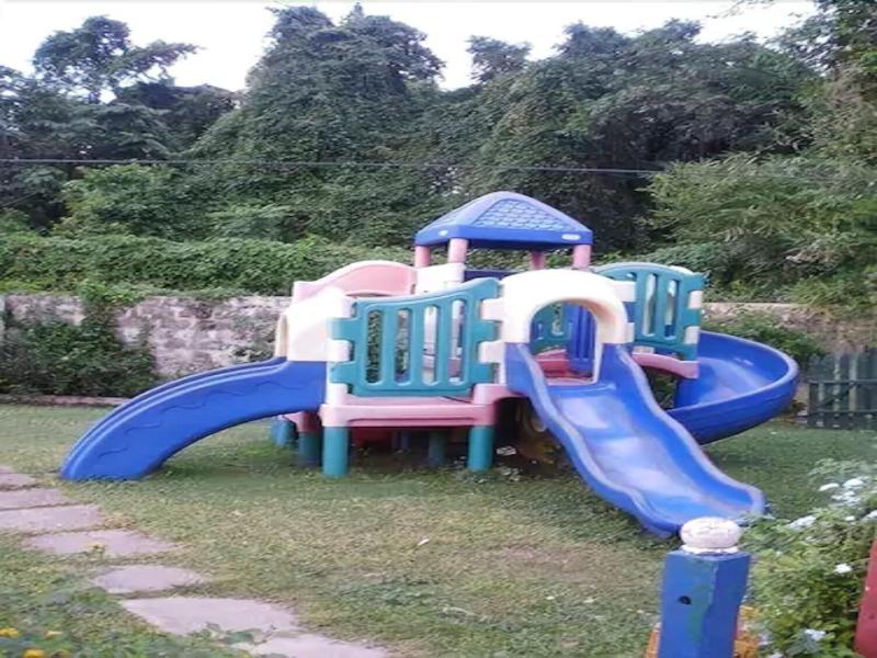 Pineapple Court Hotel image