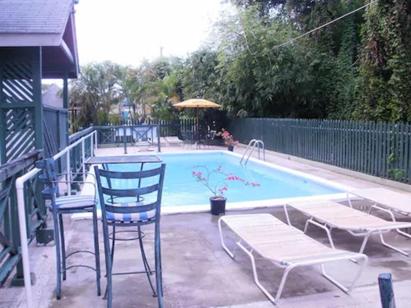 Pineapple Court Hotel image