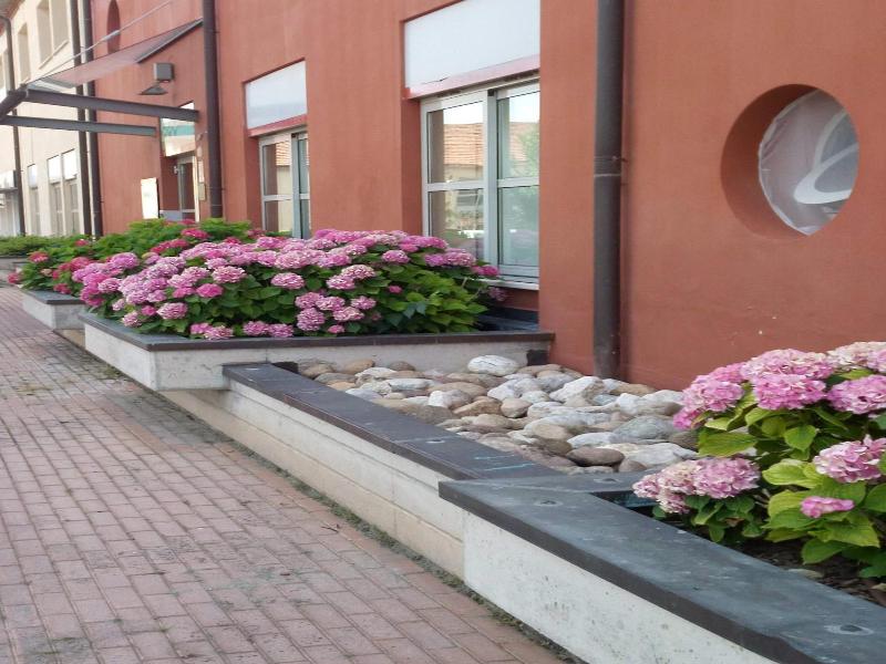 Vista Hotel & Residence image