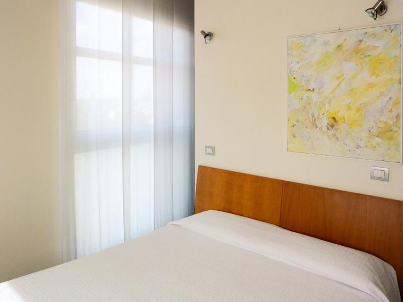 Vista Hotel & Residence image