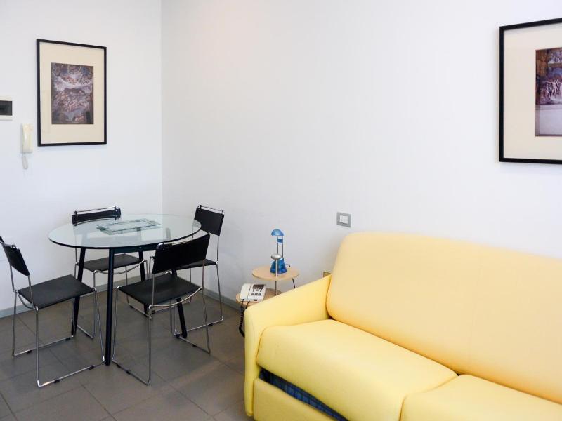 Vista Hotel & Residence image