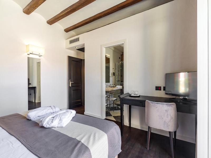 Raphael Hotel image