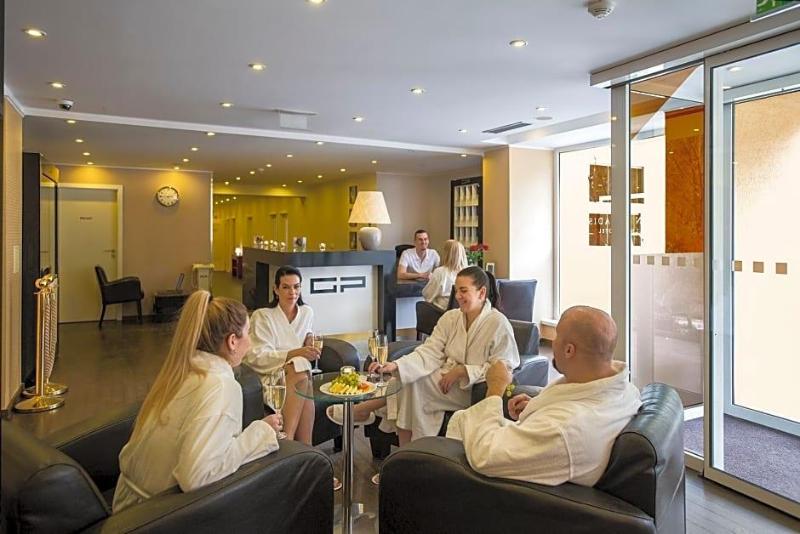 Hotel Green Paradise image