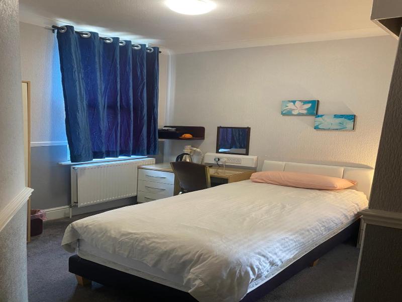 Adelphi, Douglas