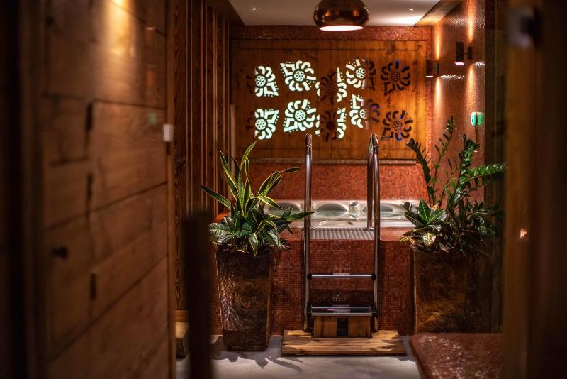Gold Hotel image