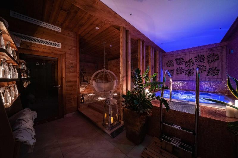 Gold Hotel image