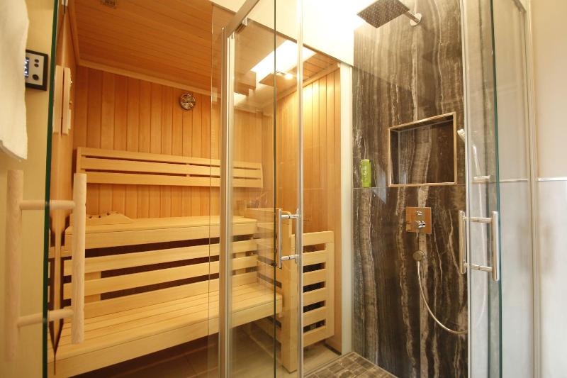 Amelie Hotel & Appartements image