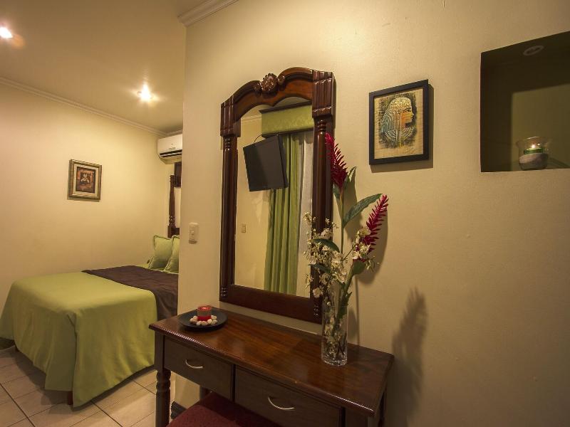 Hotel Iguana Verde image