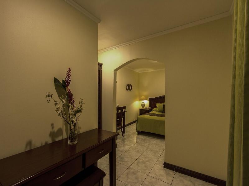 Hotel Iguana Verde image