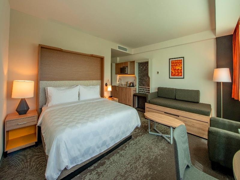 Holiday Inn & Suites Merida La Isla image