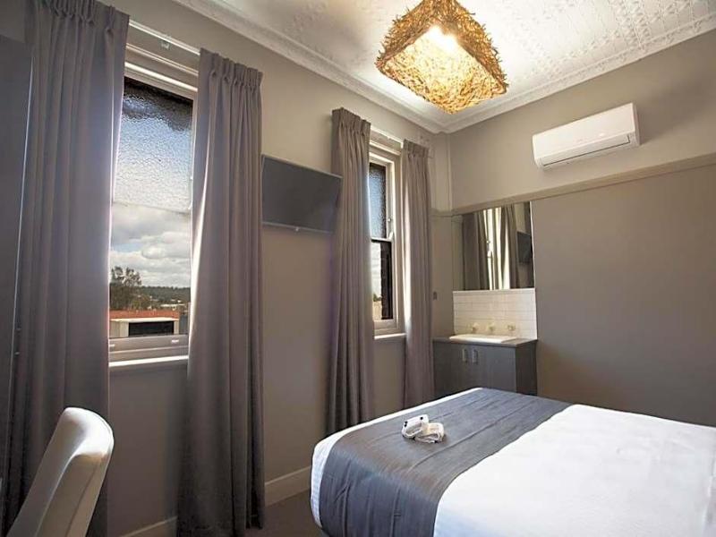 Nags Head Hotel image