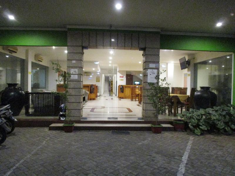Hotel Caravan image