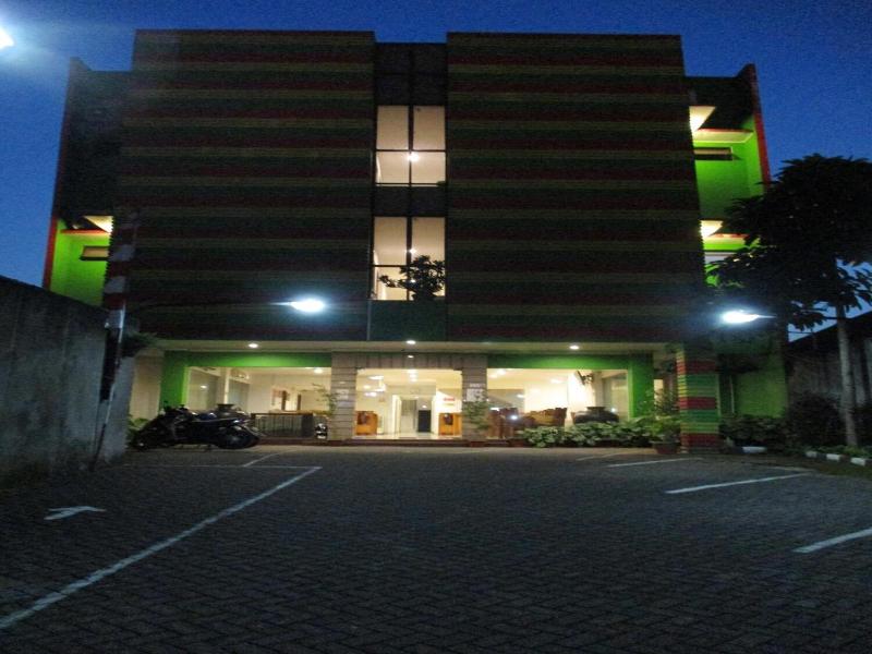 Hotel Caravan image