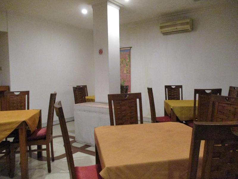 Hotel Caravan image
