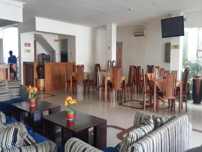 Hotel Caravan image
