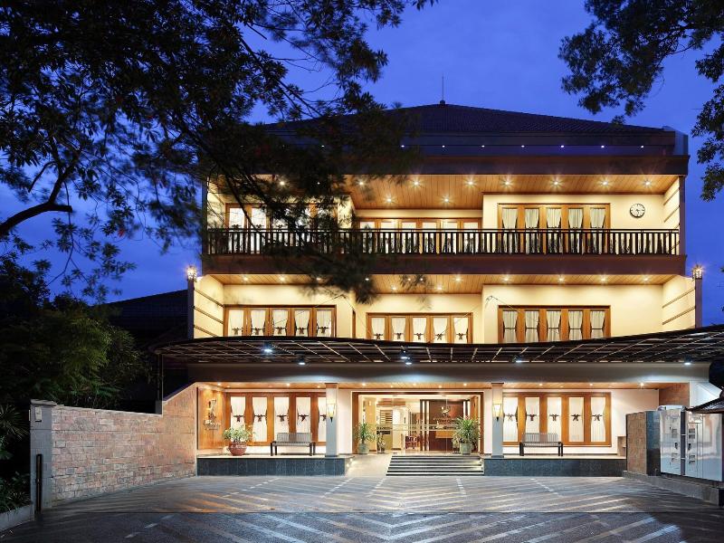 Kertanegara Premium Guest House image