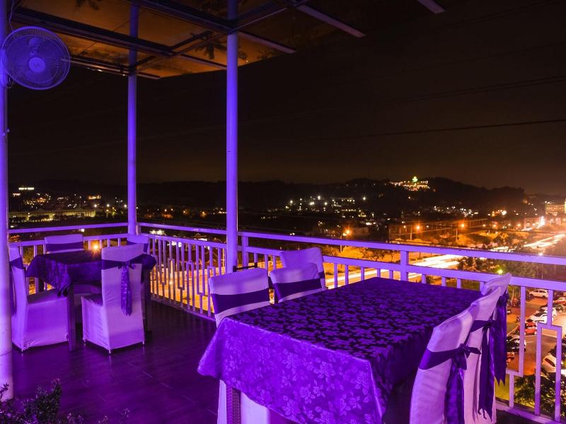 Green Rose Hotel image