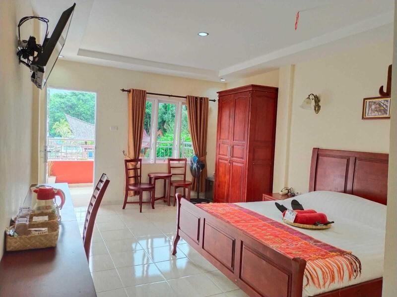 Zoe's Paradise Waterfront Hotel image