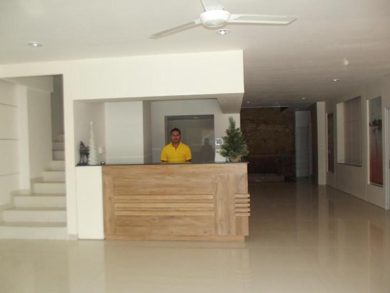 L Bajo Hotel