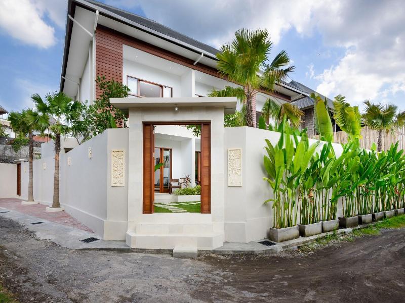 Echo Beach Villa & Apartment image