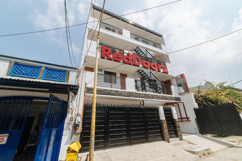 RedDoorz @ DBuilders Rooms Bangkal Makati image