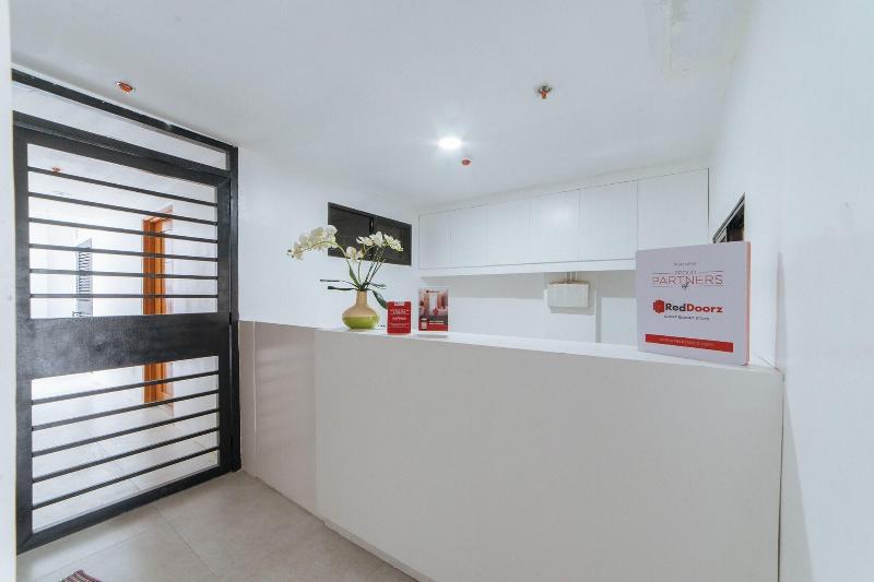 RedDoorz @ DBuilders Rooms Bangkal Makati image