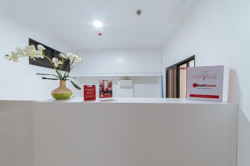 RedDoorz @ DBuilders Rooms Bangkal Makati image