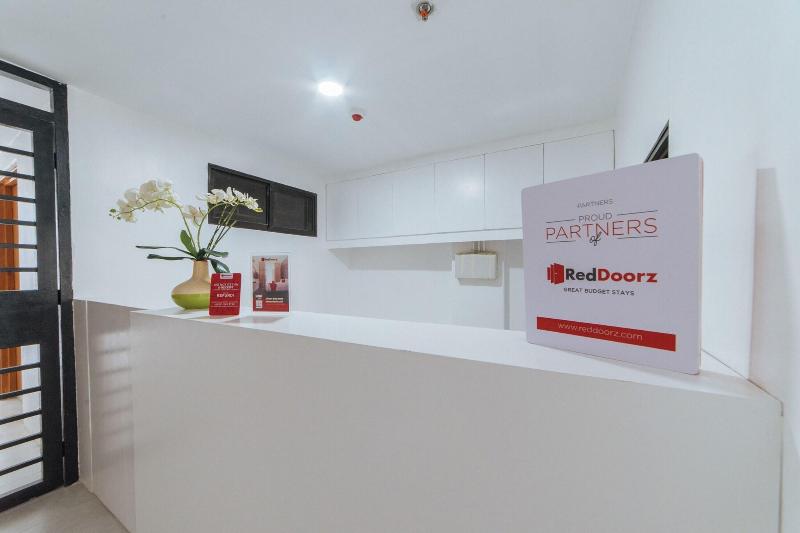 RedDoorz @ DBuilders Rooms Bangkal Makati image