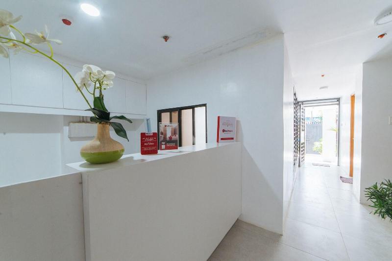 RedDoorz @ DBuilders Rooms Bangkal Makati image