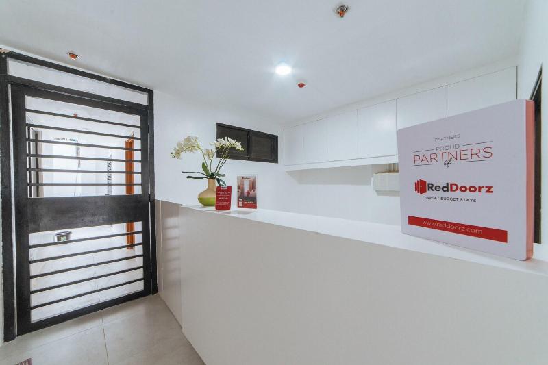 RedDoorz @ DBuilders Rooms Bangkal Makati image