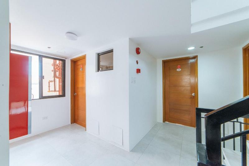 RedDoorz @ DBuilders Rooms Bangkal Makati image