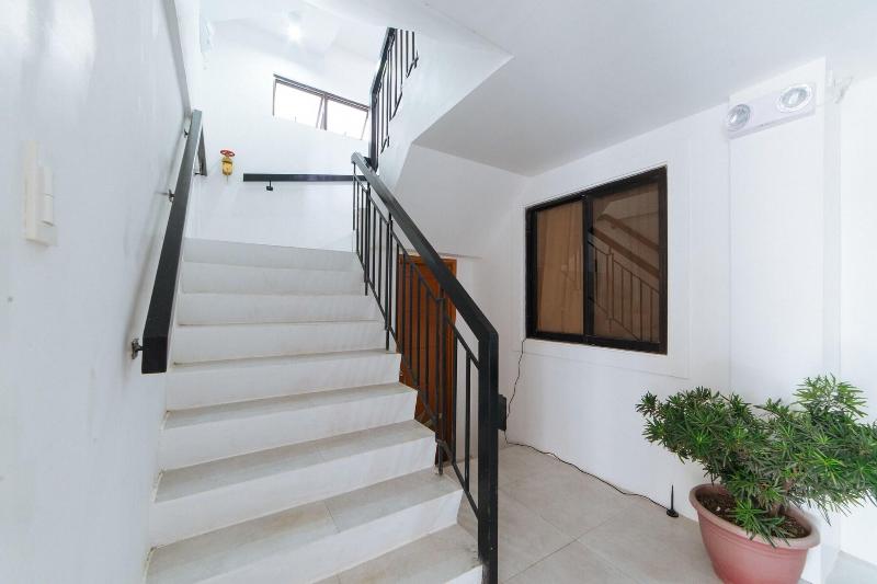 RedDoorz @ DBuilders Rooms Bangkal Makati image