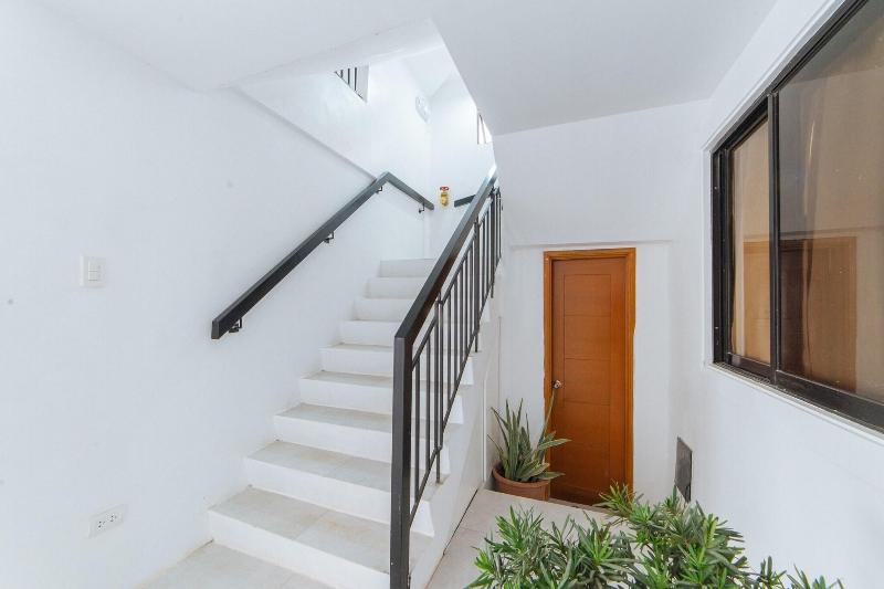 RedDoorz @ DBuilders Rooms Bangkal Makati image