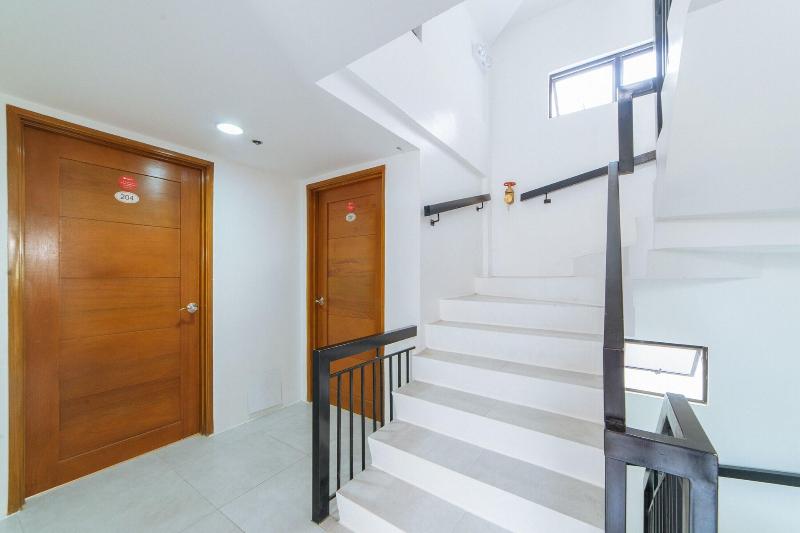 RedDoorz @ DBuilders Rooms Bangkal Makati image