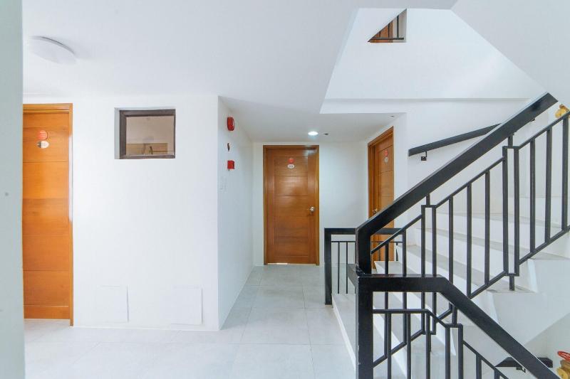 RedDoorz @ DBuilders Rooms Bangkal Makati image