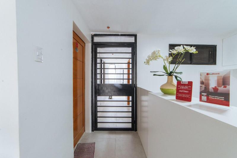 RedDoorz @ DBuilders Rooms Bangkal Makati image