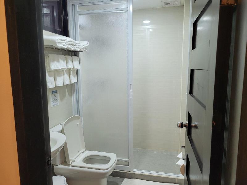 Fernvale Leisure Club And Resort image