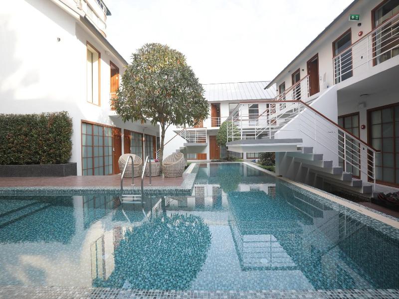 Four O'clock Hotel image