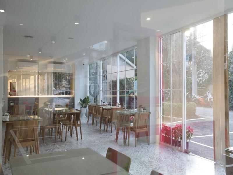 Four O'clock Hotel image