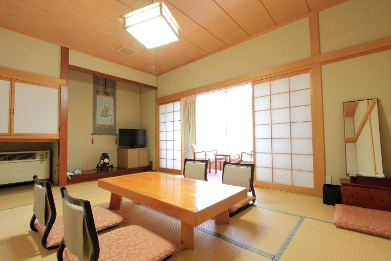 Honjin No Yado Yanagi No Yu — exterior view