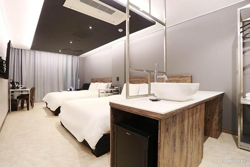 Louis Hotel image