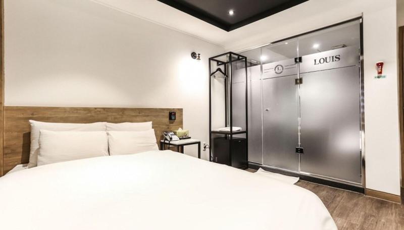 Louis Hotel image