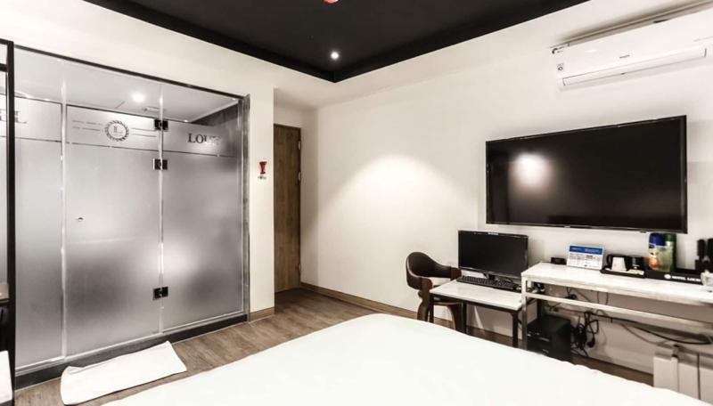Louis Hotel image
