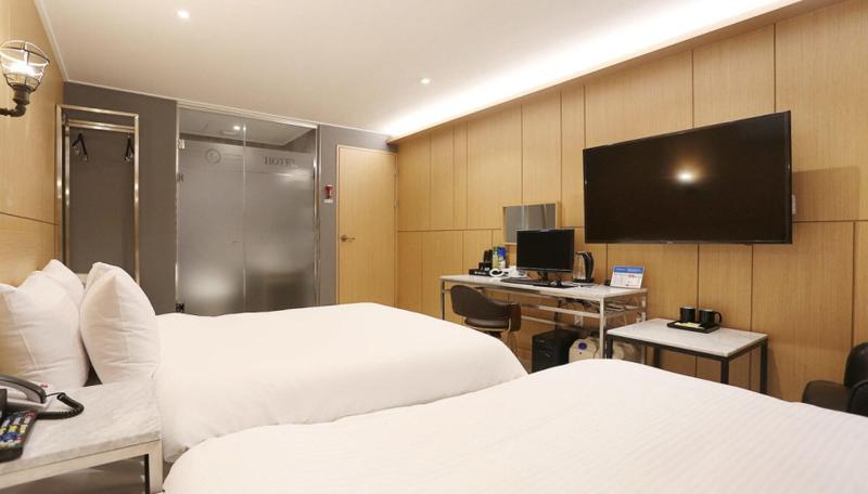 Louis Hotel image
