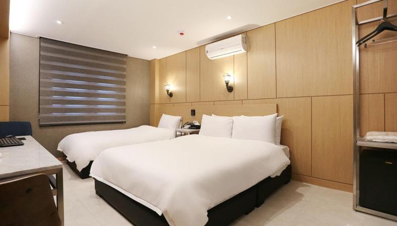 Louis Hotel image