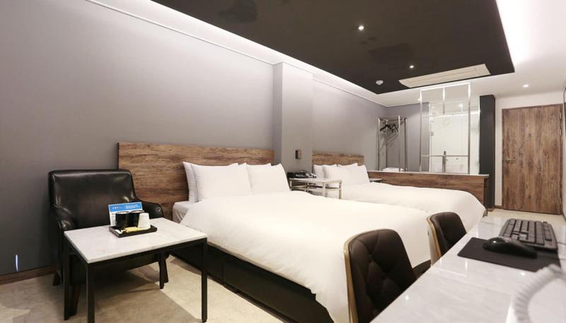 Louis Hotel image