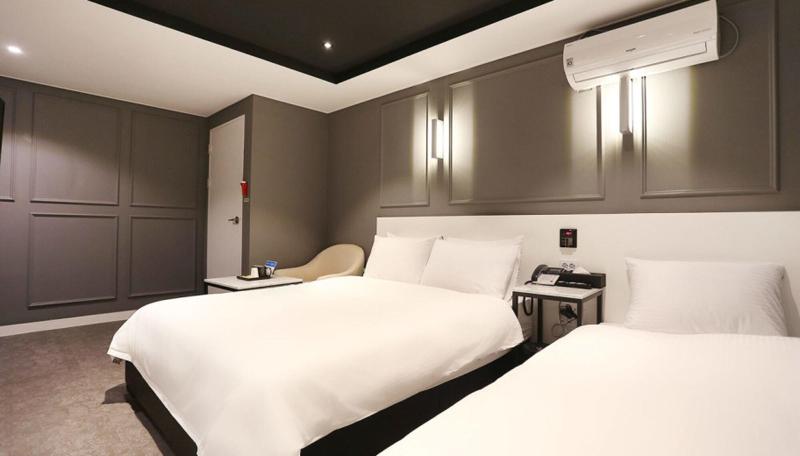 Louis Hotel image