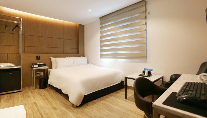 Louis Hotel image
